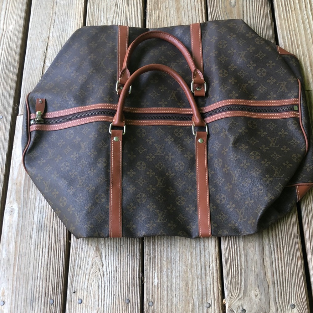 Fake Louise button travel bag. Please check corners in the photo.